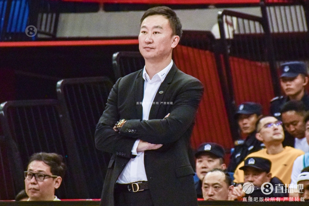明天热闹了!青岛男篮宣布首轮G1迎战浙江男篮的球票已全面售罄